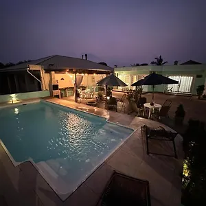 Completo Ar E Piscina Quarto em Acomodações Particulares